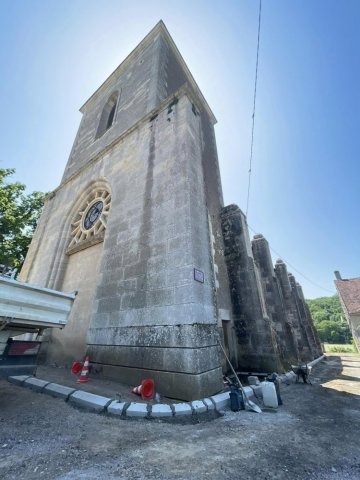 Chantier d'aménagement des abords d'une église à Beuvron