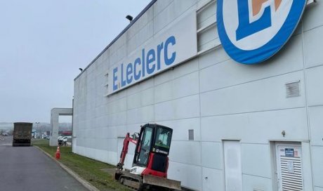 Terrassement pour pose de réseaux divers au Centre E.Leclerc à Clamecy - ROLLAND TP